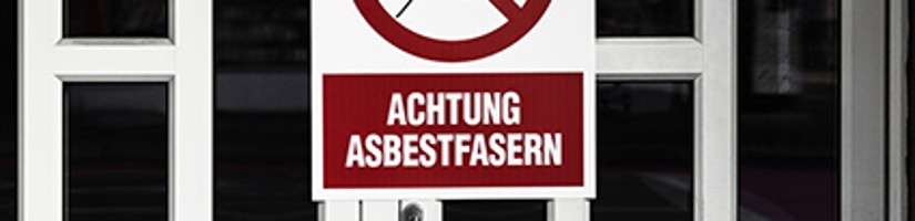 Tür mit einer Warnung vor Asbest