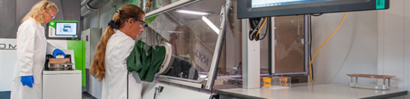 Zwei techn. Assistentinnen arbeiten in der IPA-Biobank