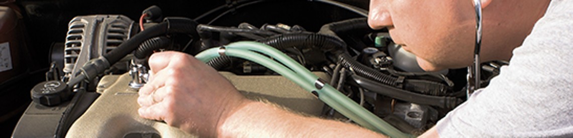 Ein Kfz-Mechaniker überprüft einen Automotor