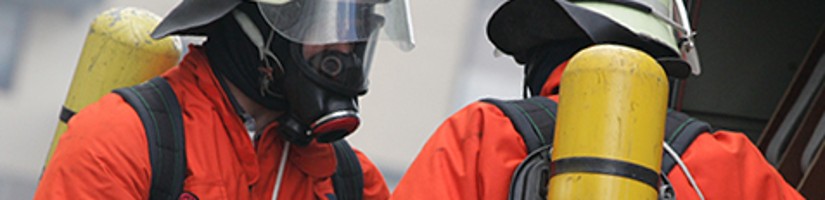 Zwei Feuerwehrleute mit Atemschutz