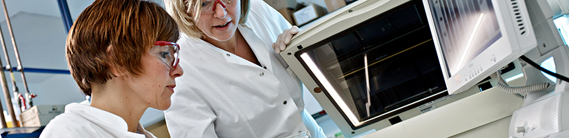 Arbeiten an einem Analysegerät