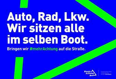 Das Bild zeigt ein Motiv der Kampagne #mehrAchtung. Darauf steht: Auto, Rad, Lkw. Wir sitzen alle im selben Boot.