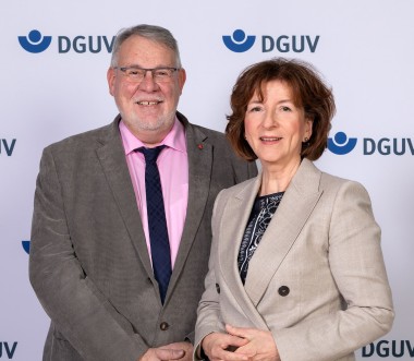 Bernhard Wagner (links) und Gabriele Axmann (rechts), die Vorsitzenden der Mitgliederversammlung der DGUV 