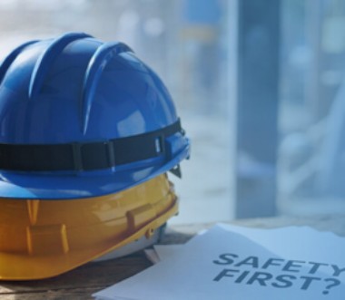 zwei Helme liegen neben einem Block mit der Aufschrift 